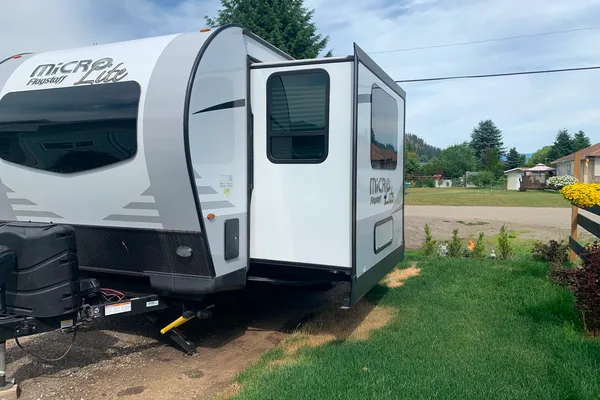 Shadoe's Flagstaff Microlite Travel Trailer
