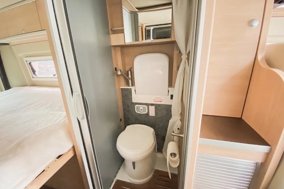 "The Family Vandalorian" Hymer Aktiv 2.0 w/ LOFT