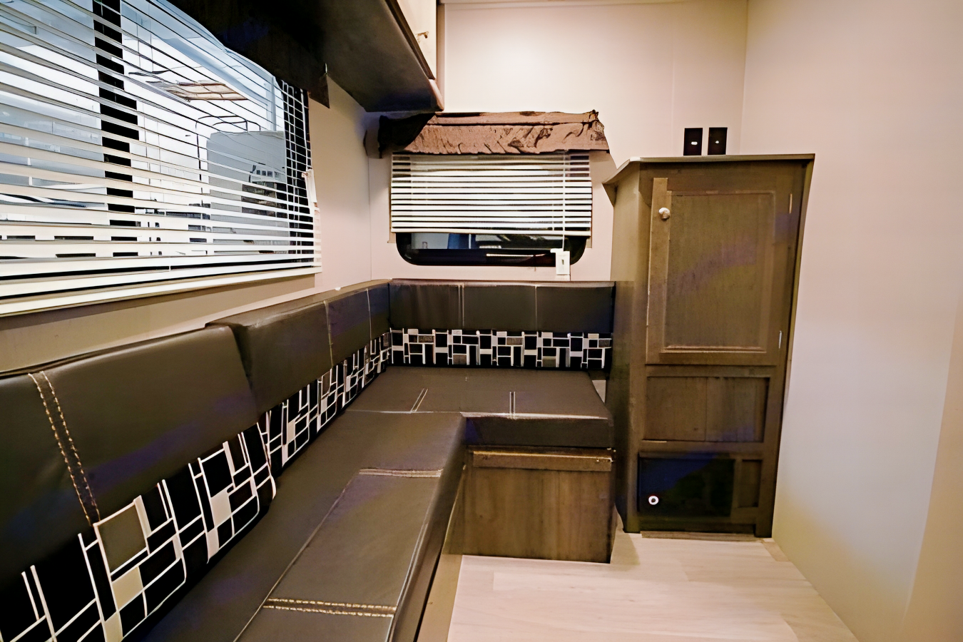 Tomie's 2019 Dutchman Coleman Lantern 2019 Dutchmen Coleman Lantern Travel Trailer