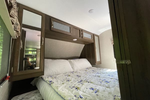 Rubie's Keystone Bullet 277BHS Travel Trailer