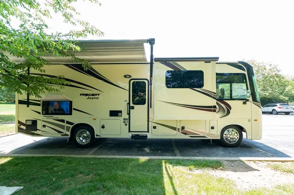 PENNIE - 2019 Jayco Precept 31 UL