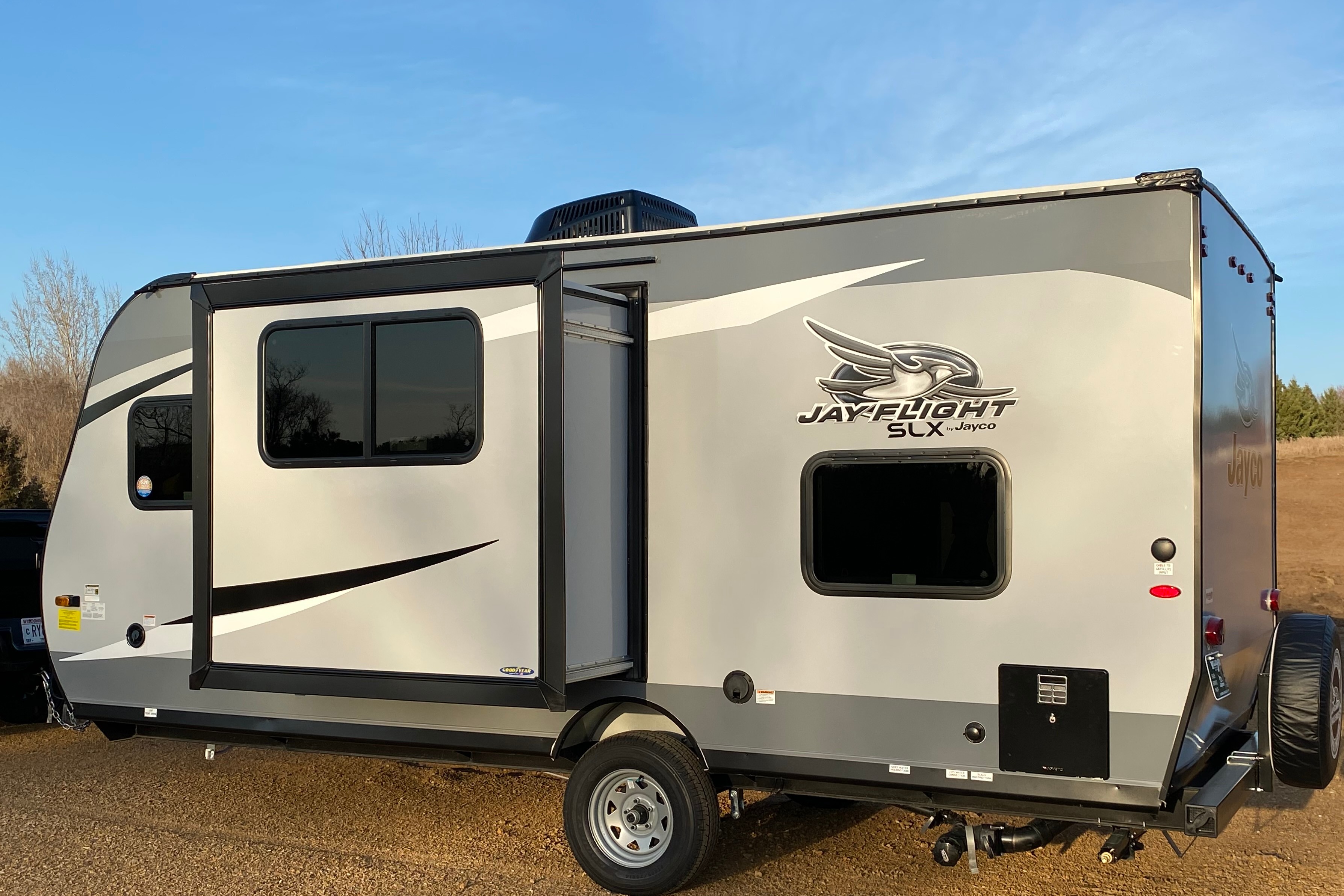 Lucky 2021 Jayco 2021 Jayco Jay Flight SLX 184BH Travel Trailer