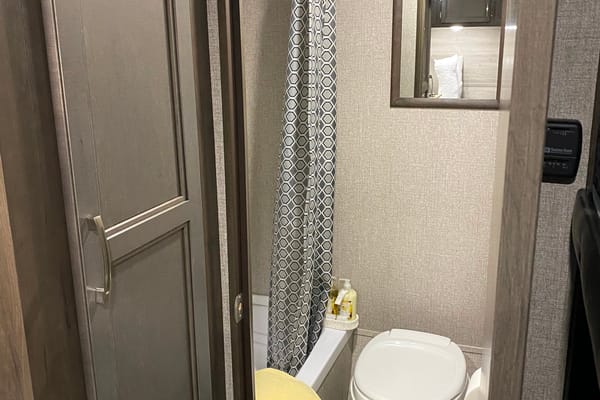 Lucky 2021 Jayco 2021 Jayco Jay Flight SLX 184BH Travel Trailer