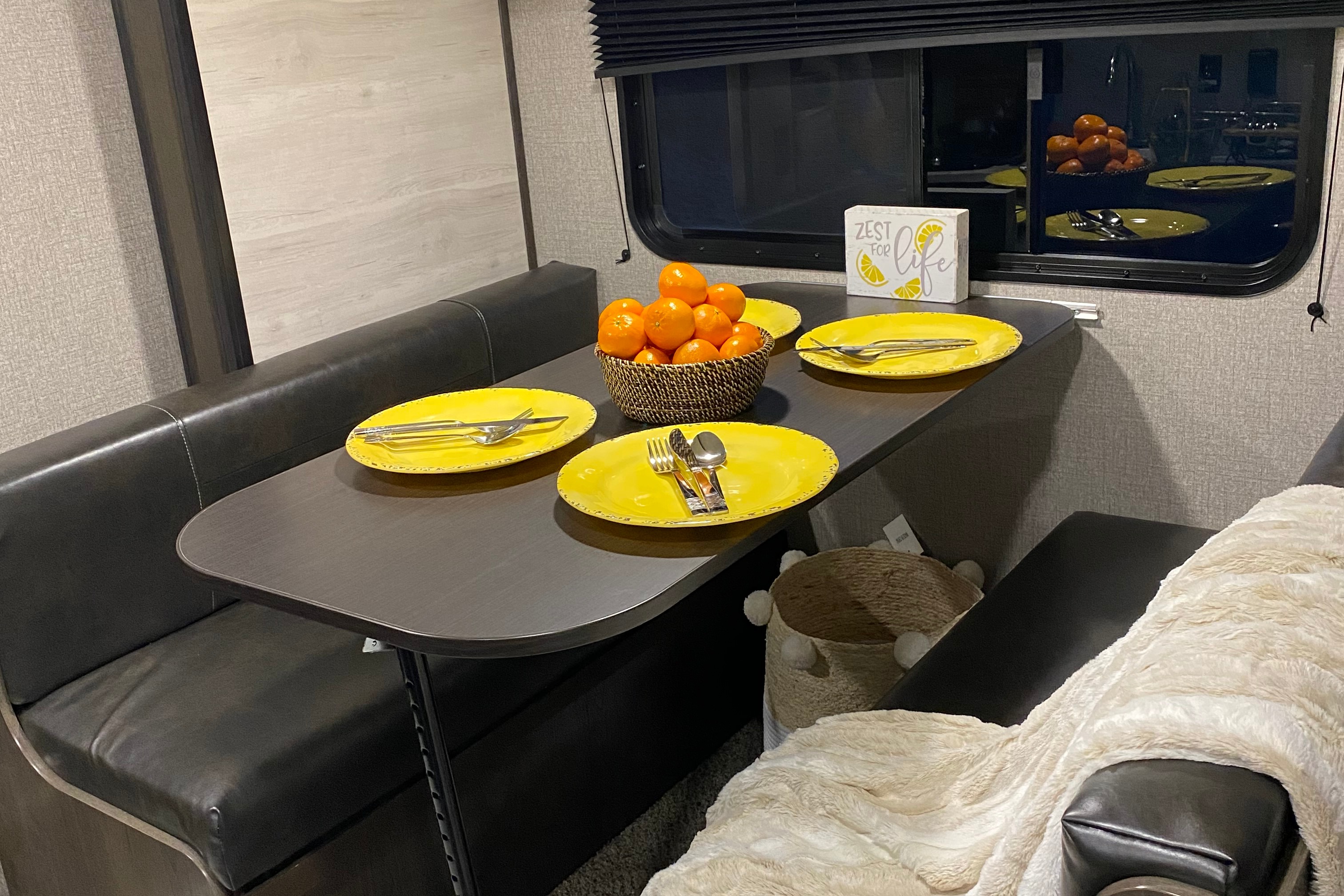 Lucky 2021 Jayco 2021 Jayco Jay Flight SLX 184BH Travel Trailer