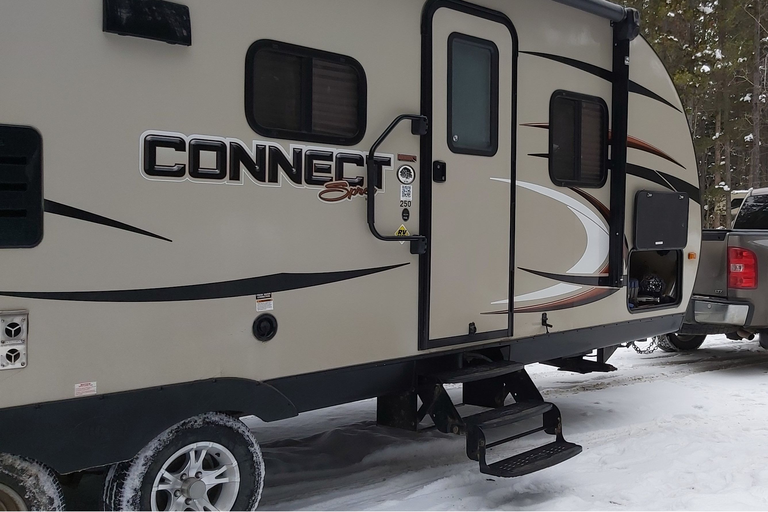 Tracy's cozi Connect Travel Trailer