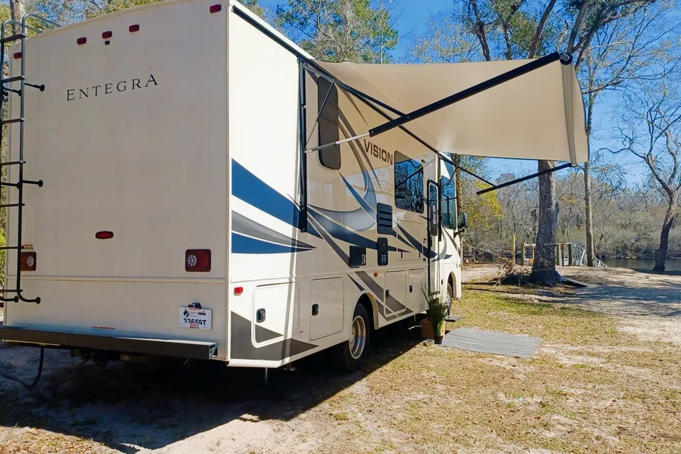 2022 CONVENIENT & EASY TO DRIVE RV!!! Entegra Coach Vision 27A