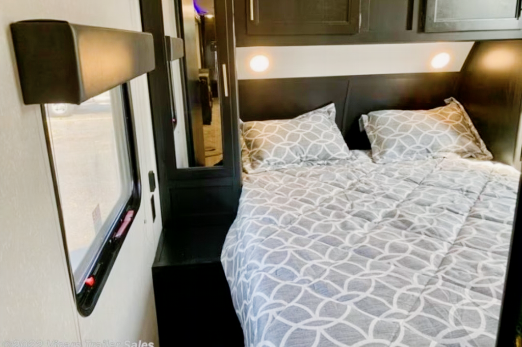 Cherokee Limited 294GEBG, Luxury with Complementary items!