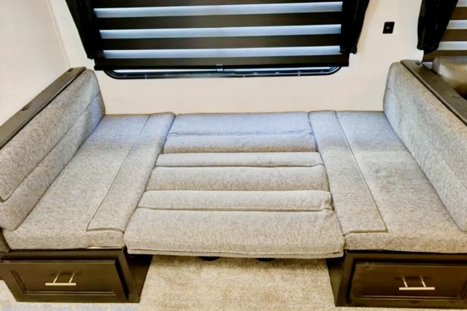 Cherokee Limited 294GEBG, Luxury with Complementary items!