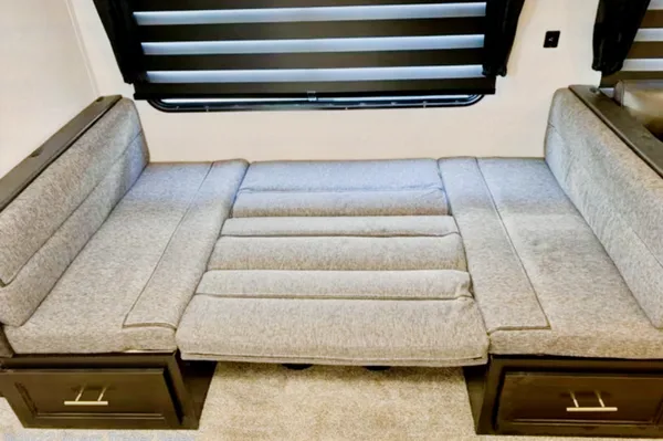 Cherokee Limited 294GEBG, Luxury with Complementary items!