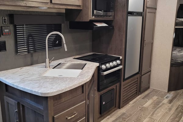 π5 Star Travel Trailer- sleeps 8! Comfort and luxury