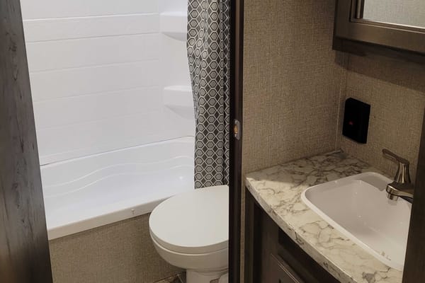 π5 Star Travel Trailer- sleeps 8! Comfort and luxury
