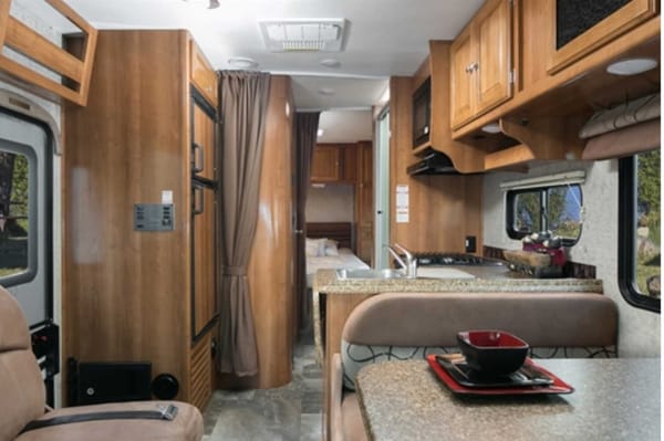 Arie's Thor Class C 28 ft