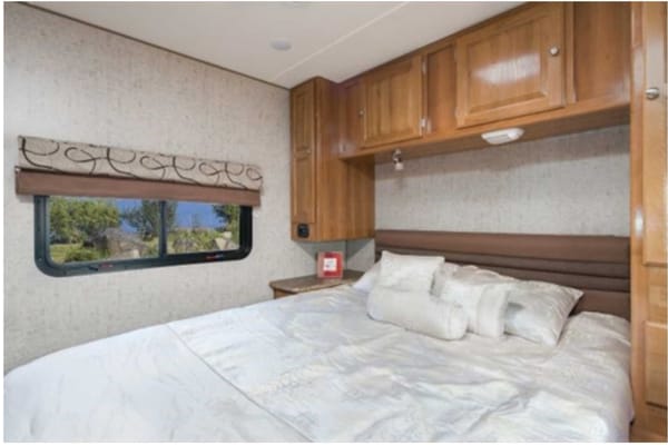 Arie's Thor Class C 28 ft