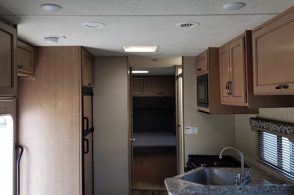 Arie's Thor Class C 28 ft