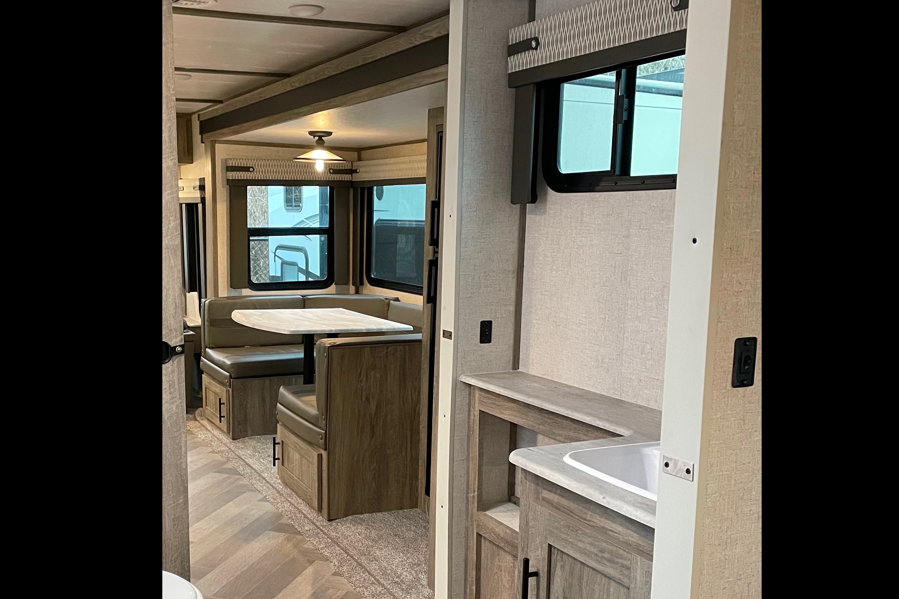 2021 Luxurious Couples Trailer