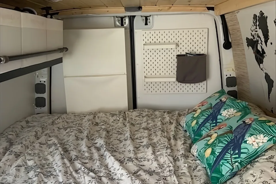 Travis's Mercedes-Benz Sprinter Van conversion Class B