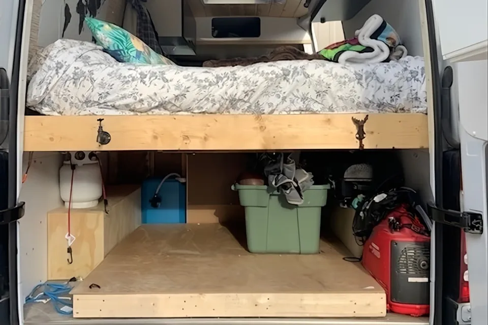 Travis's Mercedes-Benz Sprinter Van conversion Class B