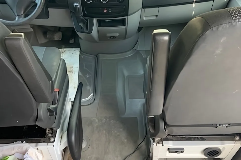 Travis's Mercedes-Benz Sprinter Van conversion Class B