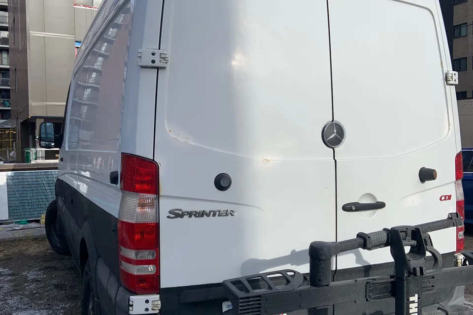 Travis's Mercedes-Benz Sprinter Van conversion Class B