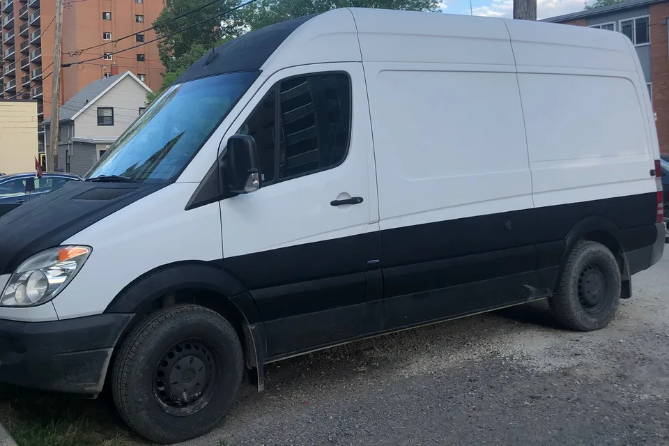 Travis's Mercedes-Benz Sprinter Van conversion Class B
