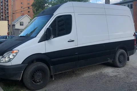 Travis's Mercedes-Benz Sprinter Van conversion Class B
