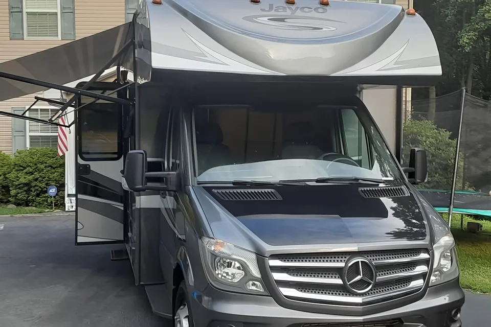 Dustin's Thor Motor Coach Jayco Melbourne 24M Class B