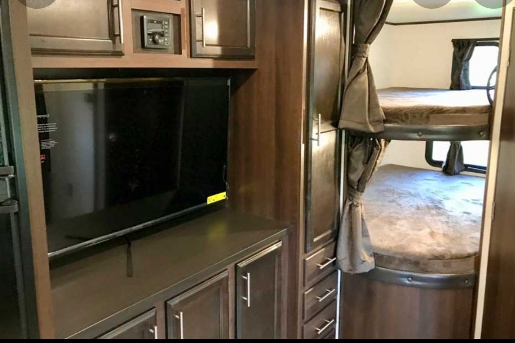 Family fun, rain or shine: Queen bed in private room, full size bunk beds, 50 inch TV, outdoor shower, BBQ & fridge