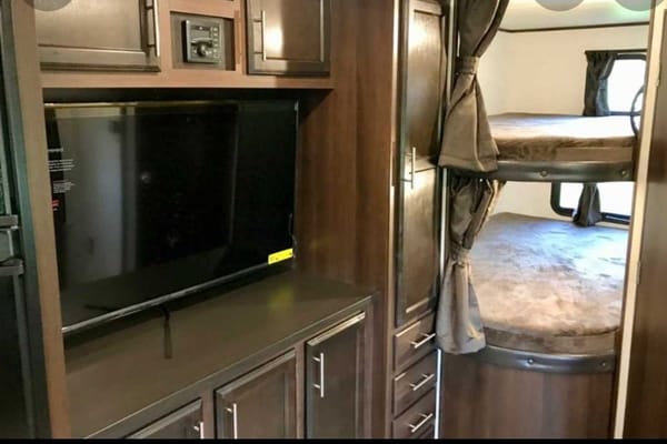 Family fun, rain or shine: Queen bed in private room, full size bunk beds, 50 inch TV, outdoor shower, BBQ & fridge