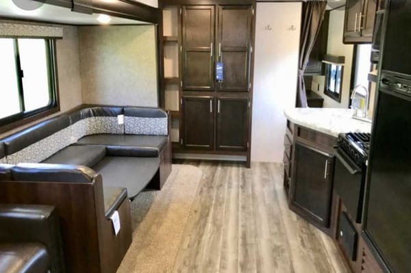 Family fun, rain or shine: Queen bed in private room, full size bunk beds, 50 inch TV, outdoor shower, BBQ & fridge