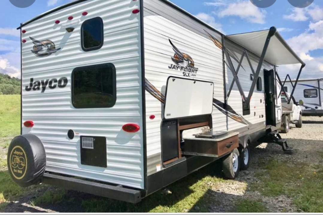 Family fun, rain or shine: Queen bed in private room, full size bunk beds, 50 inch TV, outdoor shower, BBQ & fridge