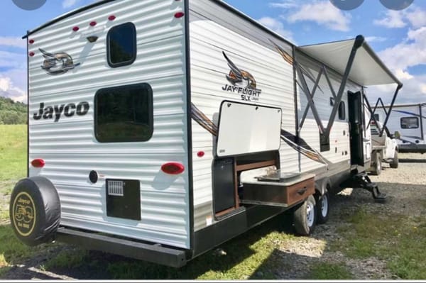 Family fun, rain or shine: Queen bed in private room, full size bunk beds, 50 inch TV, outdoor shower, BBQ & fridge