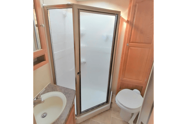 MARITIME CAMPER RENTALS: 2 Baths + Bunkroom (5th-Wheel)