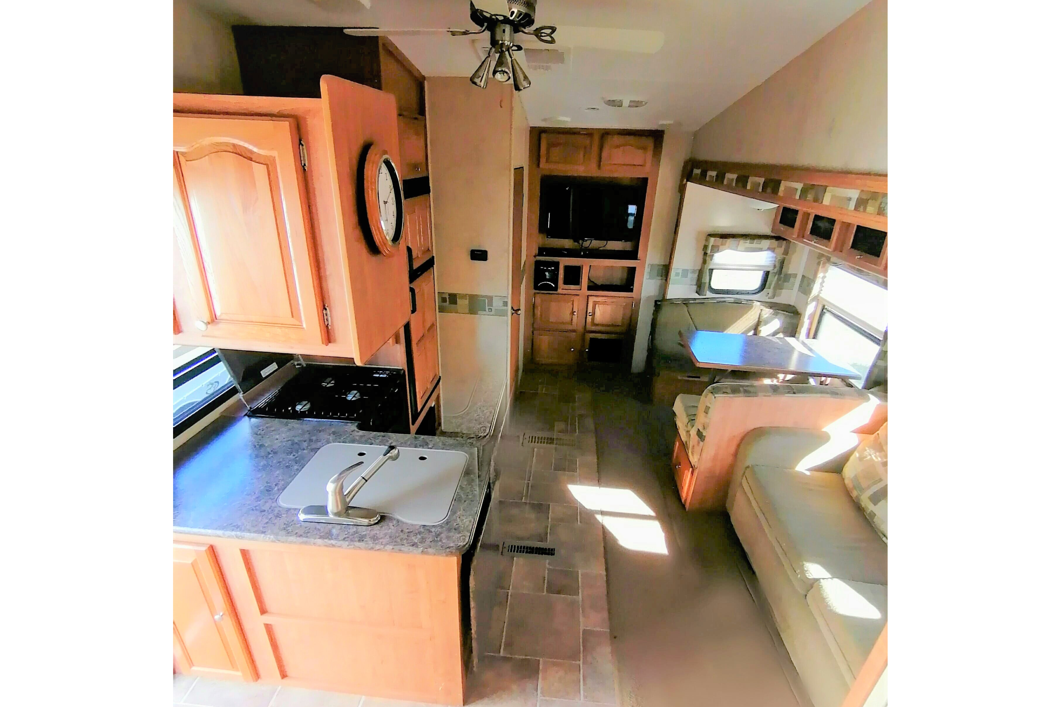 MARITIME CAMPER RENTALS:  2 Baths + Bunkroom (5th-Wheel)