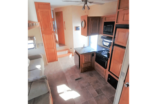 MARITIME CAMPER RENTALS: 2 Baths + Bunkroom (5th-Wheel)