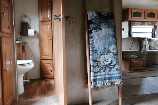 MARITIME CAMPER RENTALS: 2 Baths + Bunkroom (5th-Wheel)