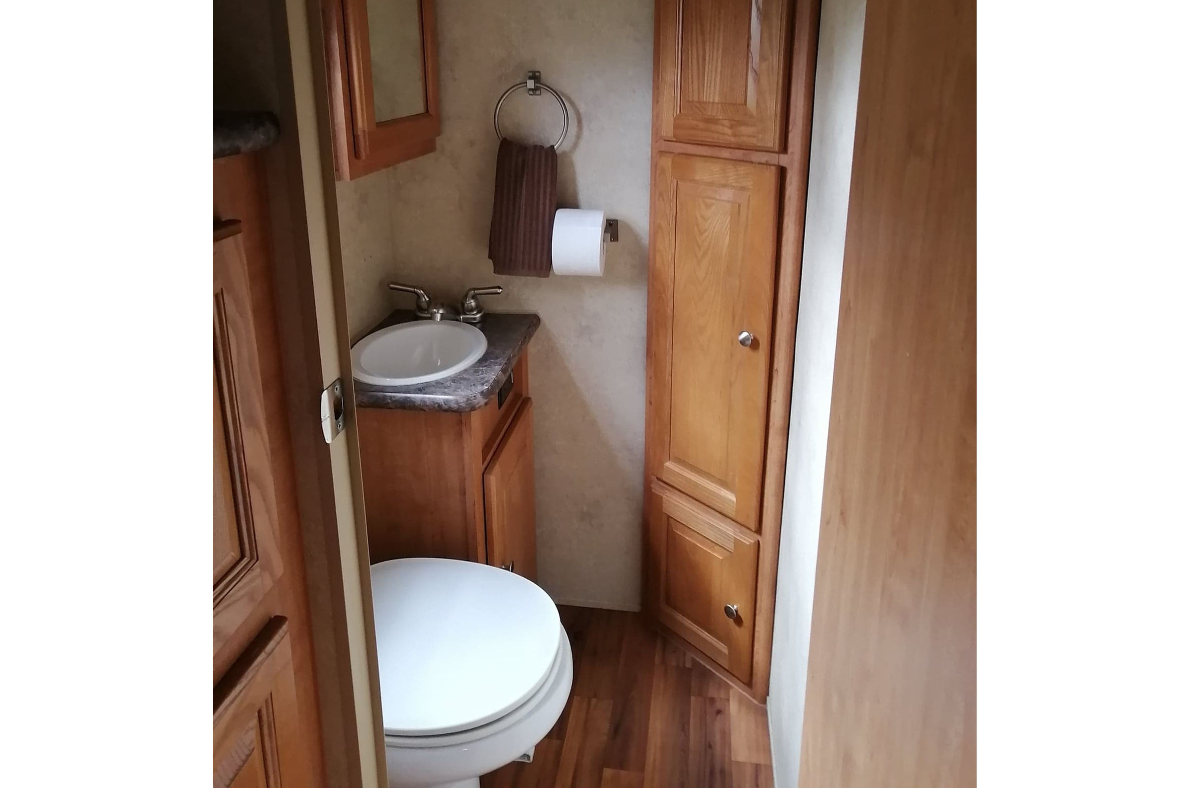 MARITIME CAMPER RENTALS:  2 Baths + Bunkroom (5th-Wheel)