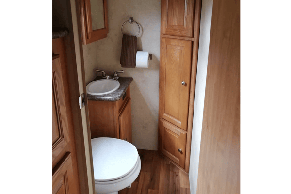 MARITIME CAMPER RENTALS: 2 Baths + Bunkroom (5th-Wheel)