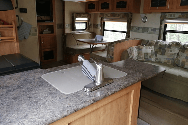 MARITIME CAMPER RENTALS: 2 Baths + Bunkroom (5th-Wheel)