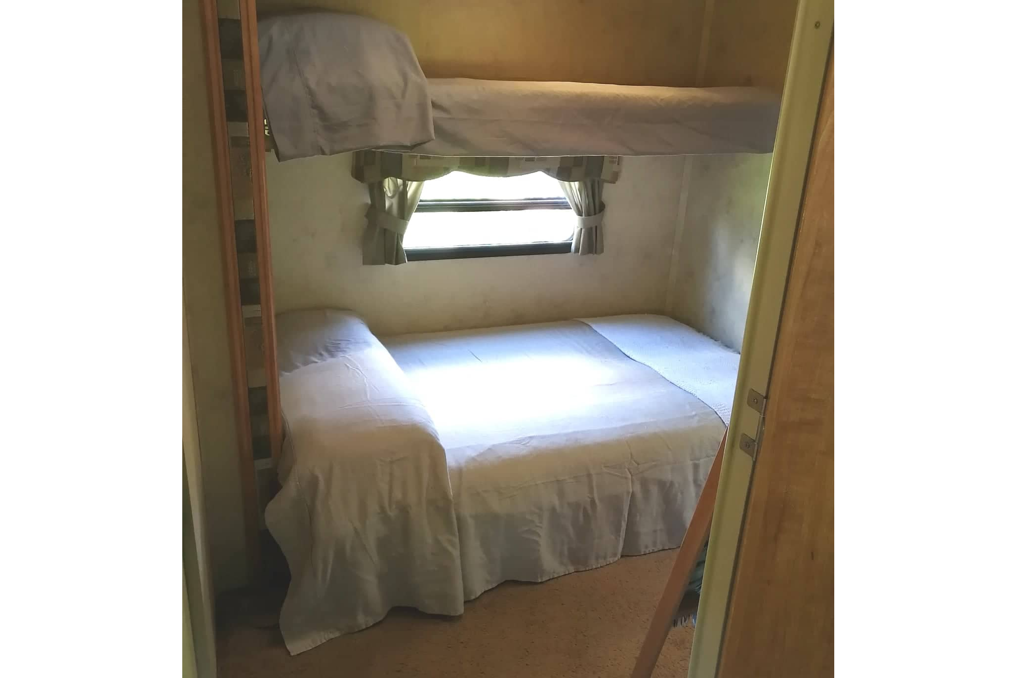 MARITIME CAMPER RENTALS:  2 Baths + Bunkroom (5th-Wheel)
