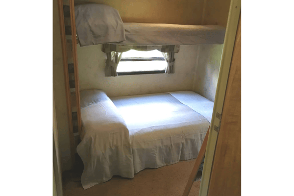 MARITIME CAMPER RENTALS: 2 Baths + Bunkroom (5th-Wheel)