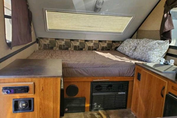 A FRAME POP-UP STARCRAFT COMET 1232MD TENT TRAILER