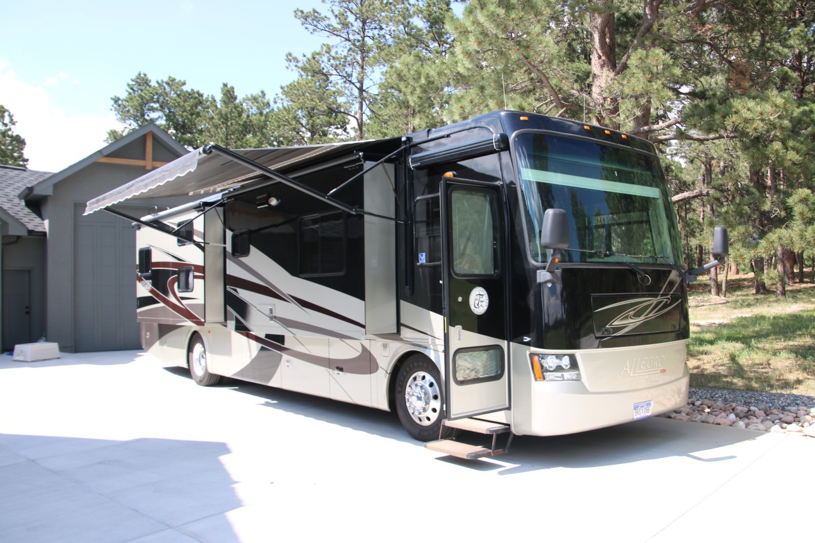 Michael's Tiffin Motorhomes Allegro RED Class A with Starlink!