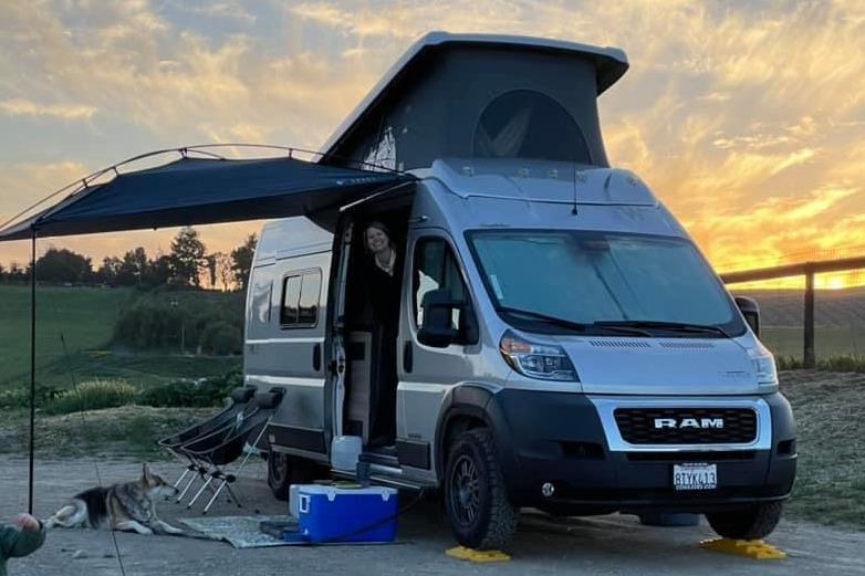 Winnebago Solis - The Happy Glamper! (6 seatbelts, sleeps 6) - Santa Ana queen