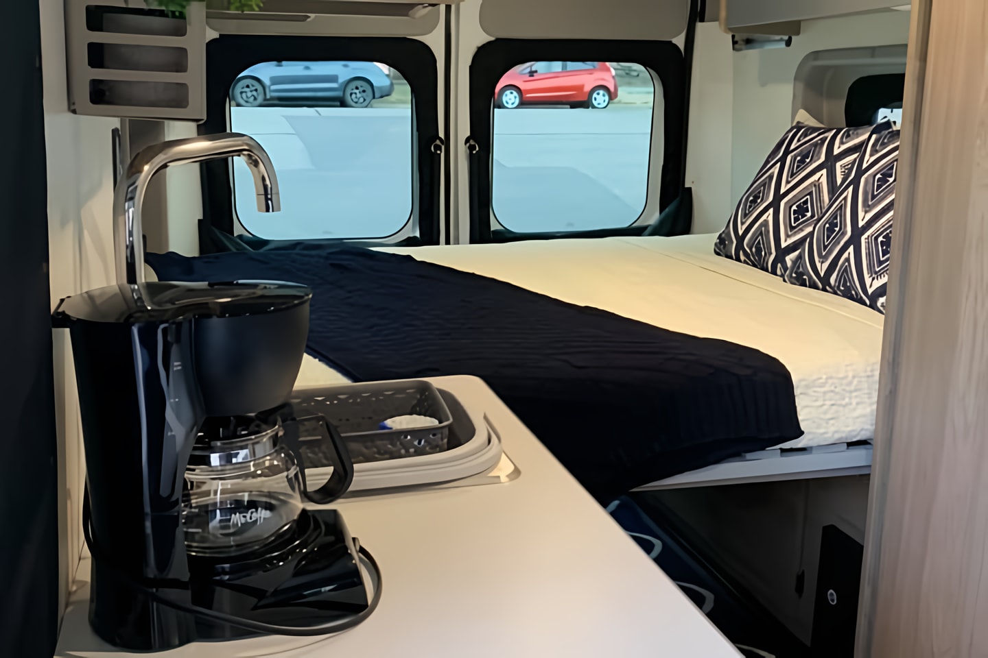 Winnebago Solis - The Happy Glamper! (6 seatbelts, sleeps 6) - Santa Ana queen