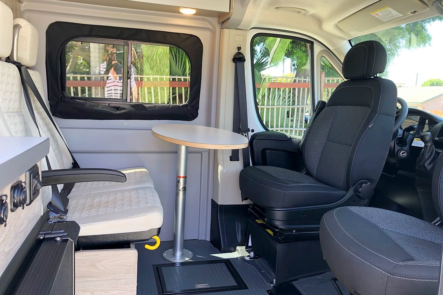 Winnebago Solis - The Happy Glamper! (6 seatbelts, sleeps 6) - Santa Ana queen