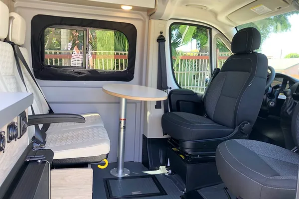 Winnebago Solis - The Happy Glamper! (6 seatbelts, sleeps 6) - Santa Ana queen