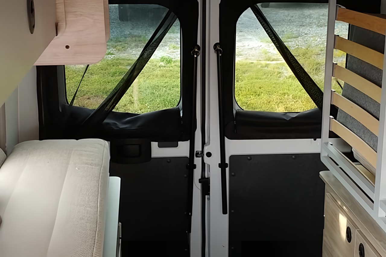Winnebago Solis - The Happy Glamper! (6 seatbelts, sleeps 6) - Santa Ana queen