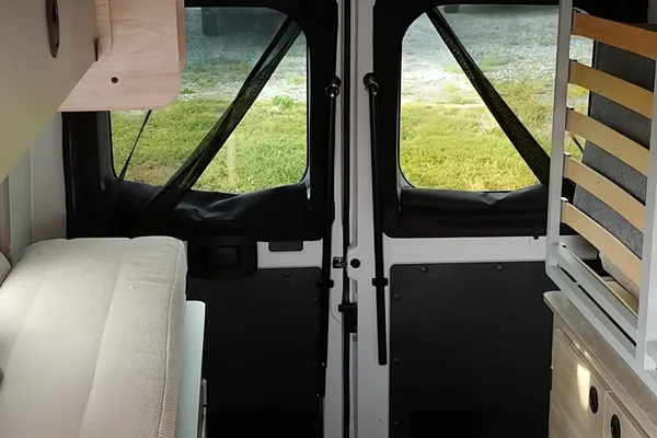 Winnebago Solis - The Happy Glamper! (6 seatbelts, sleeps 6) - Santa Ana queen