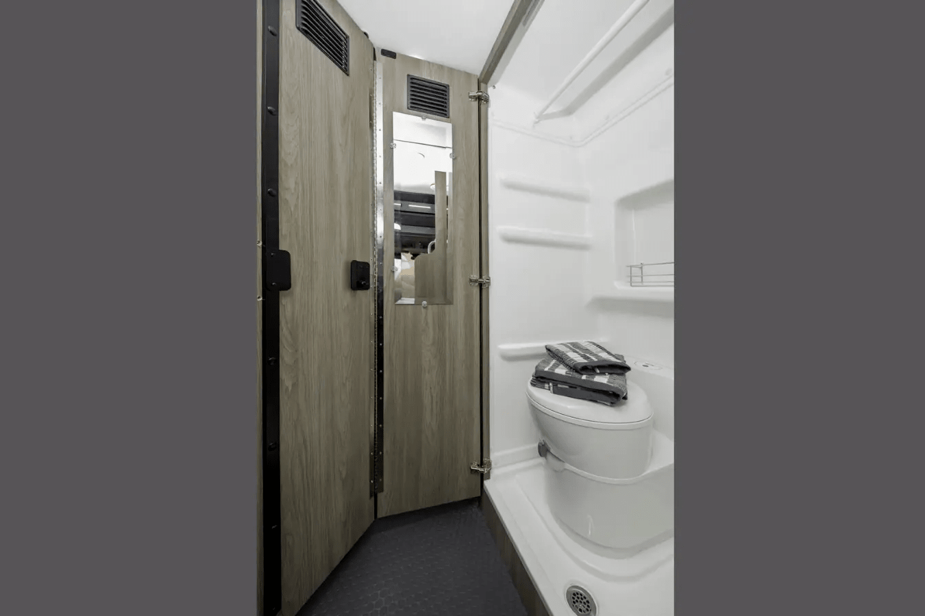 Winnebago Solis - The Happy Glamper! (6 seatbelts, sleeps 6) - Santa Ana queen