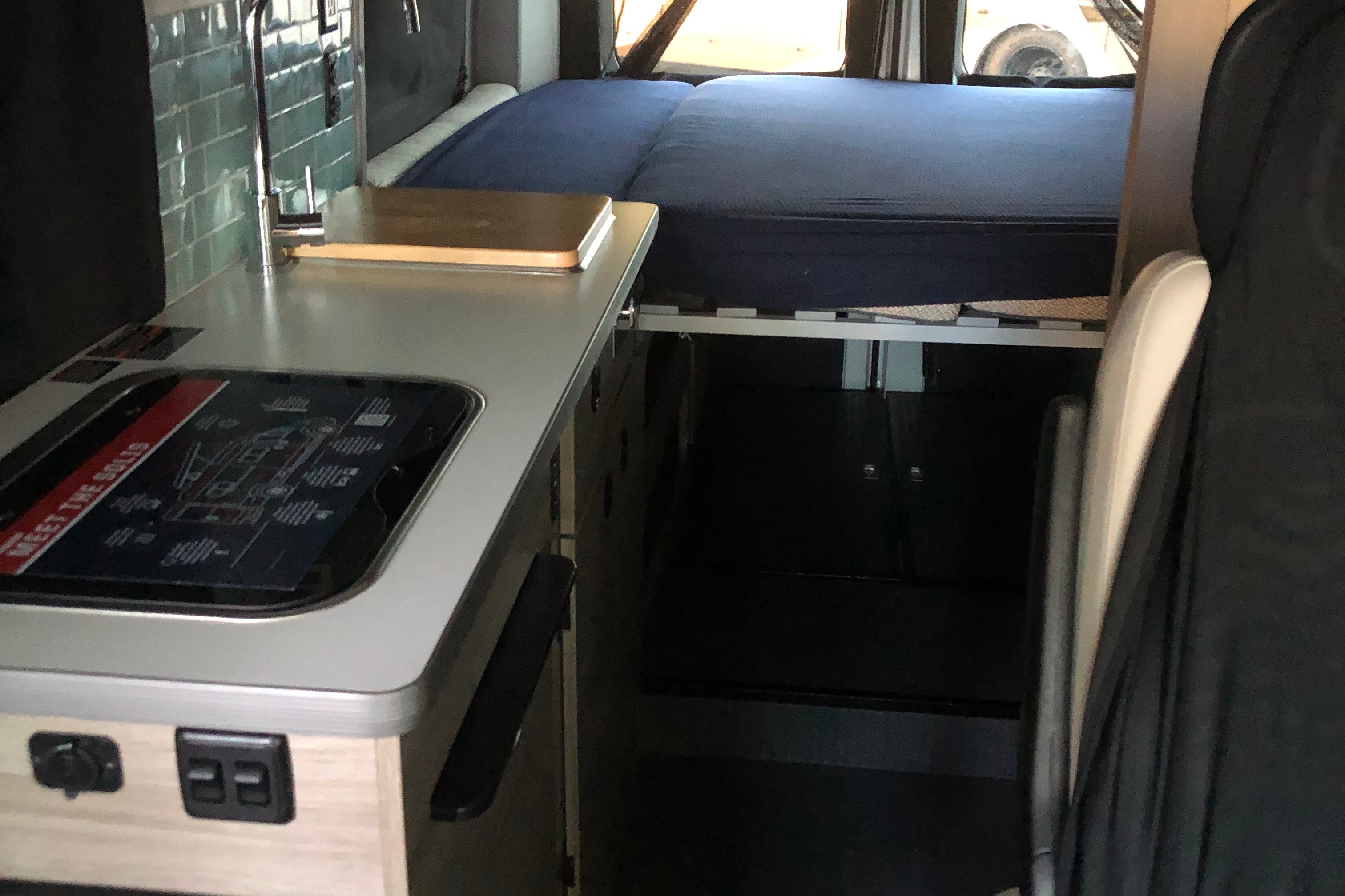 Winnebago Solis - The Happy Glamper! (6 seatbelts, sleeps 6) - Santa Ana queen